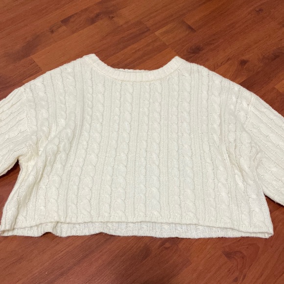 Slightly cropped cable knit sweater - Picture 1 of 2